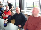 Vas. Tapio Seppälä, Pete Viitanen ja Sami Jääskeläinen. Taustalla Ari Myllys ja Pete Kalliomäki
