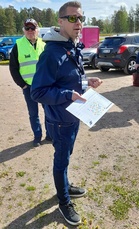 Kilpailun tuomari Mikko Sipiläinen, taustalla Ari Santanen