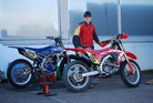 Ossi Rantala ja flat track-kalustoa.
